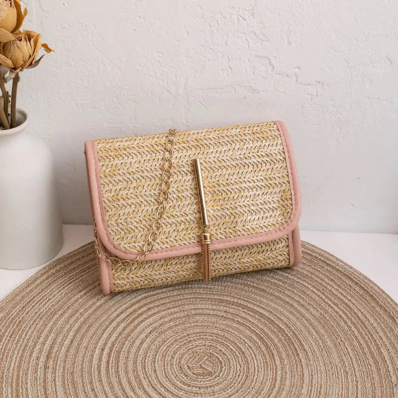 Trendy and versatile straw bag