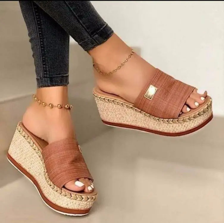 Woven wedge slippers