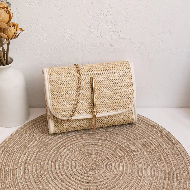 Trendy and versatile straw bag