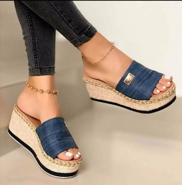 Woven wedge slippers